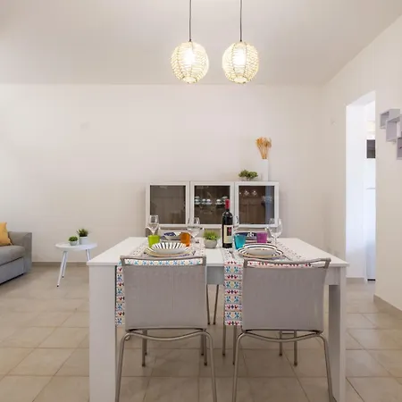 Sant'andrea-250 M From The Beach- Privat Parking-self Check-in - Netflix ヴィラ クアルトゥ・サンテーレナ